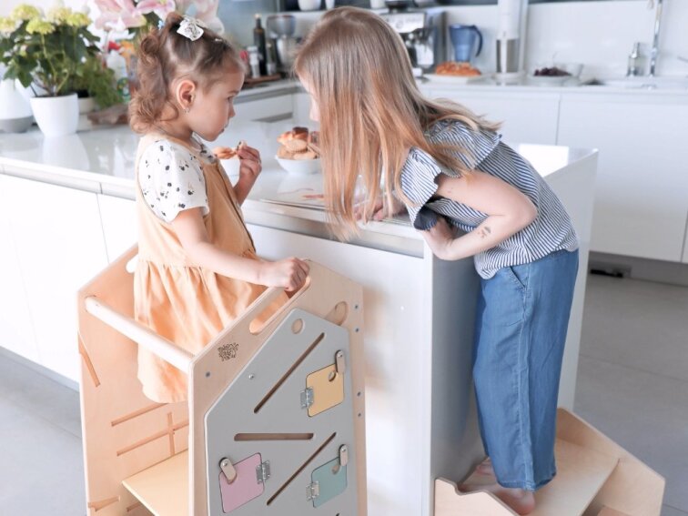 Rastući Montessori toranj za učenje 5u1 Play 89cm - plavi u upotrebi